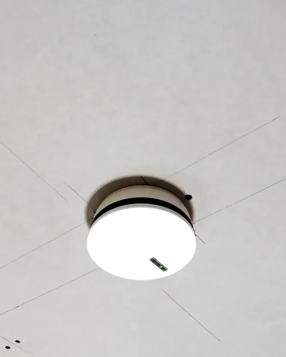 Rookmelder aan een wit plafond